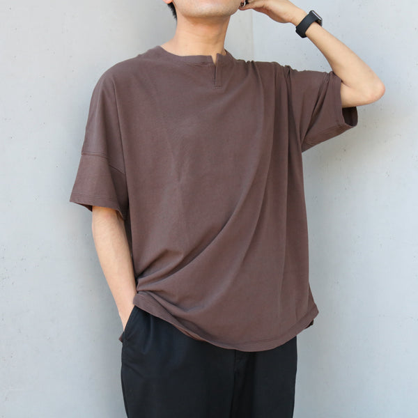 nonnative - CLERK S/S T-NECK TEE COTTON JERSEY - BROWN