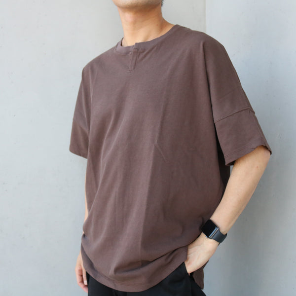 nonnative - CLERK S/S T-NECK TEE COTTON JERSEY - BROWN