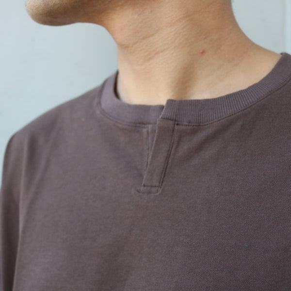 nonnative - CLERK S/S T-NECK TEE COTTON JERSEY - BROWN