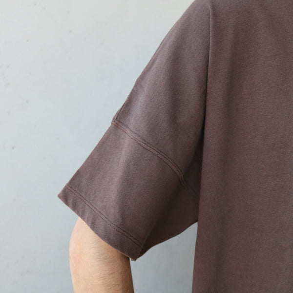 nonnative - CLERK S/S T-NECK TEE COTTON JERSEY - BROWN