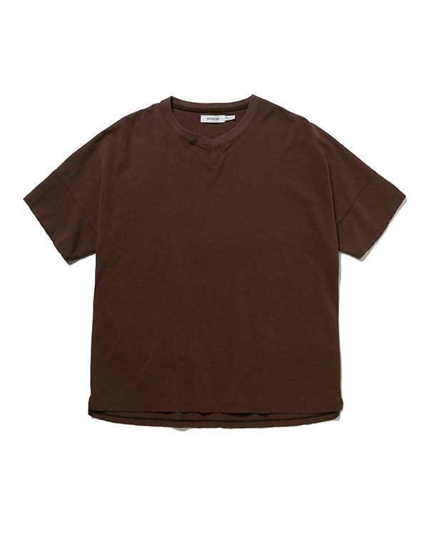 nonnative - CLERK S/S T-NECK TEE COTTON JERSEY - BROWN